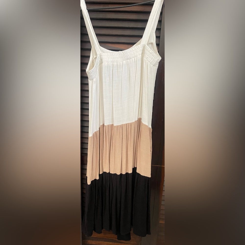 Beautiful Mid Dress Tri-Color. - Picture 6 of 10